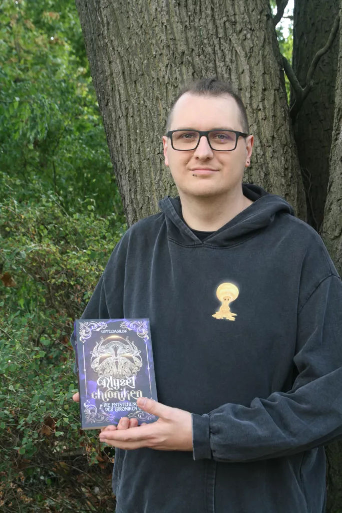 Bild von mir von der Buch Berlin 2023 mit meinem Debütroman – Die Myzelchroniken präsentierend.