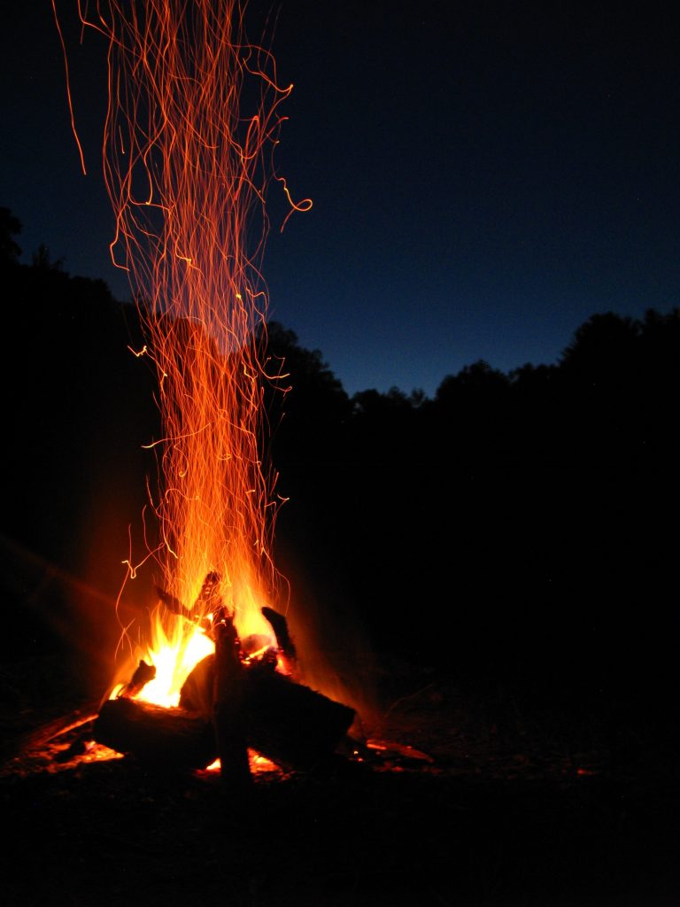 Foto von einem Lagerfeuer. Funken stoben in den Himmel