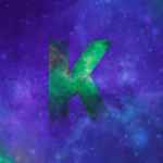 Fahl grün schimmerndes K in violetter Sternenlandschaft