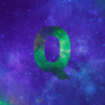 Fahl grün schimmerndes Q in violetter Sternenlandschaft