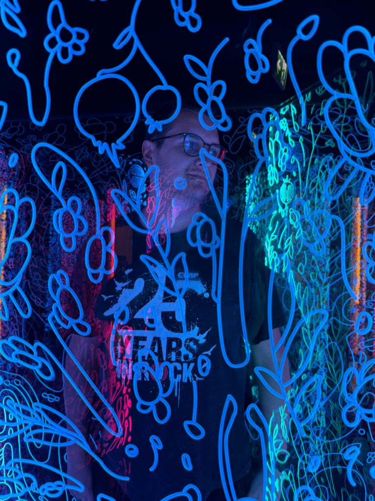 Ich in einem Museum hinter Glas, blau beleuchtet, nachdenklich