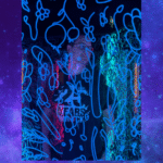Eine Person in einem Museum hinter Glas, blau beleuchtet, nachdenklich