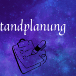 zwei Bilder von Messeständen des Autors Gipfelbasilisk, in der Mitte das Wort "Standplanung" mit einer Checklisten-Grafik darunter, alles vor einem lila Galaxyhintergrund