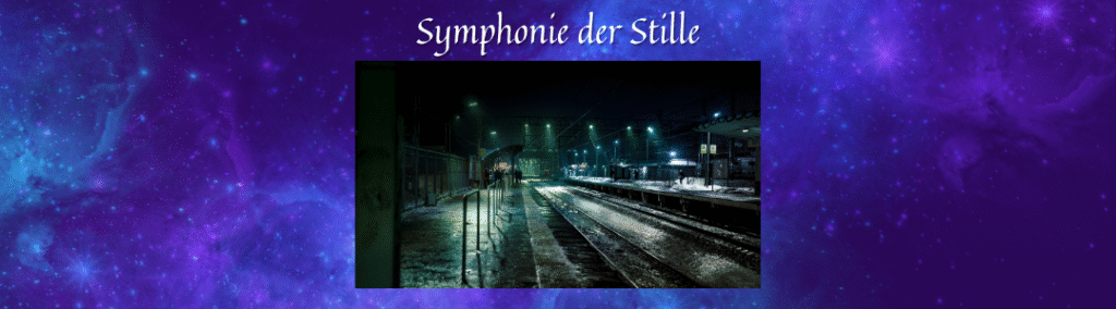 Überschrift "Symphonie der Stille" über einem nächtlichen Foto eines Bahnsteigs, beides vor einem lila Galaxyhintergrund