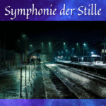 Überschrift "Symphonie der Stille" über einem nächtlichen Foto eines Bahnsteigs, beides vor einem lila Galaxyhintergrund