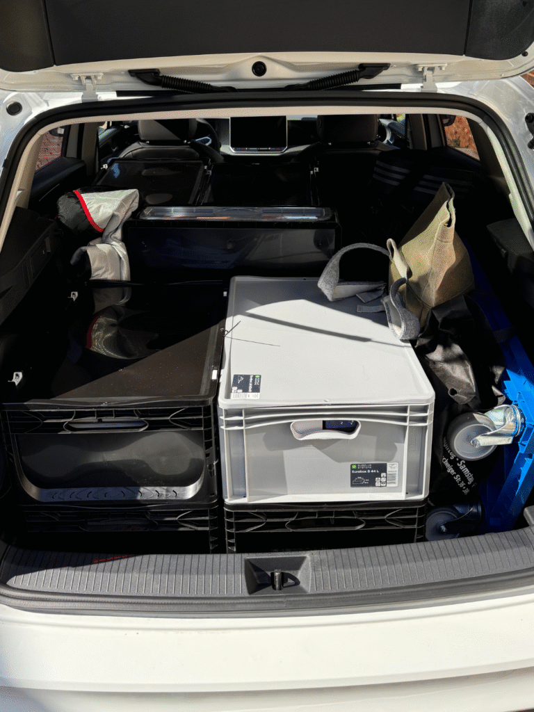 Einmal Autotretris bitte und dabei auf die Achslast achten. Ein Bild von einem für die Messe gepacktes Auto