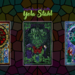 Titelbild zum Recapbeitrag - Gipfelbasilisk trifft Yola Stahl. Zu sehen ist im Hintergrund ein angedeutetes Buntglasfenster auf diesem Liegen die drei Buchcover von Yola Stahl die in Buntglasfensteroptik designt sind.