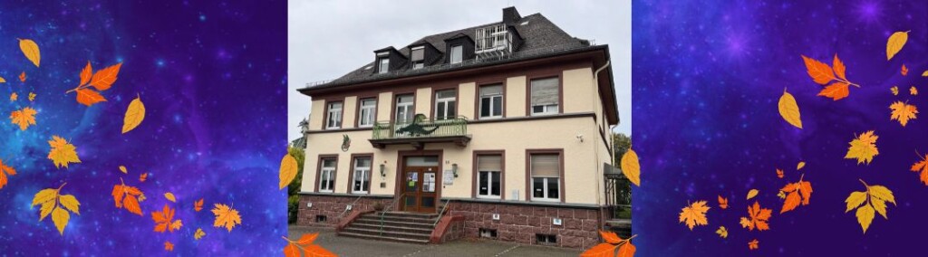 Herbstliches Laub - Foto der Phantastischen Bibliothek von außen