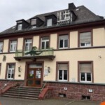 Herbstliches Laub - Foto der Phantastischen Bibliothek von außen