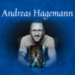 Autorenportrait von Andreas Hagemann neben Cover seines neuen Buchs, vor einem Hintergrund der von mittig Dunkelblau zu Schwarz am Rand übergeht