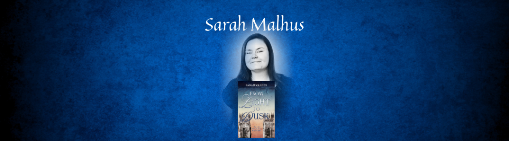 Bild von Sarah Malhus mit dem Cover ihres neuen Romans. Auf blauem Hintegrund