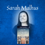 Bild von Sarah Malhus mit dem Cover ihres neuen Romans. Auf blauem Hintegrund