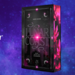 links weißer Text "Rezension: Lunarcoast – Mord unter dem Hexenmond"; Mitte: Romancover; rechts: 5 gelbe Sterne; Hintergrund: lila-blaue Galaxynebel