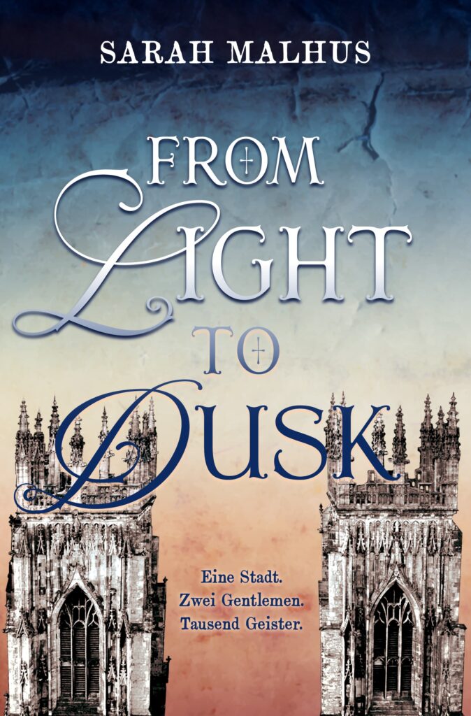 Cover vom Roman From Light to Dusk von Sarah Malhus Das Bild zeigt einen Abendhimmel vor dem zwei Kirchentürme stehen