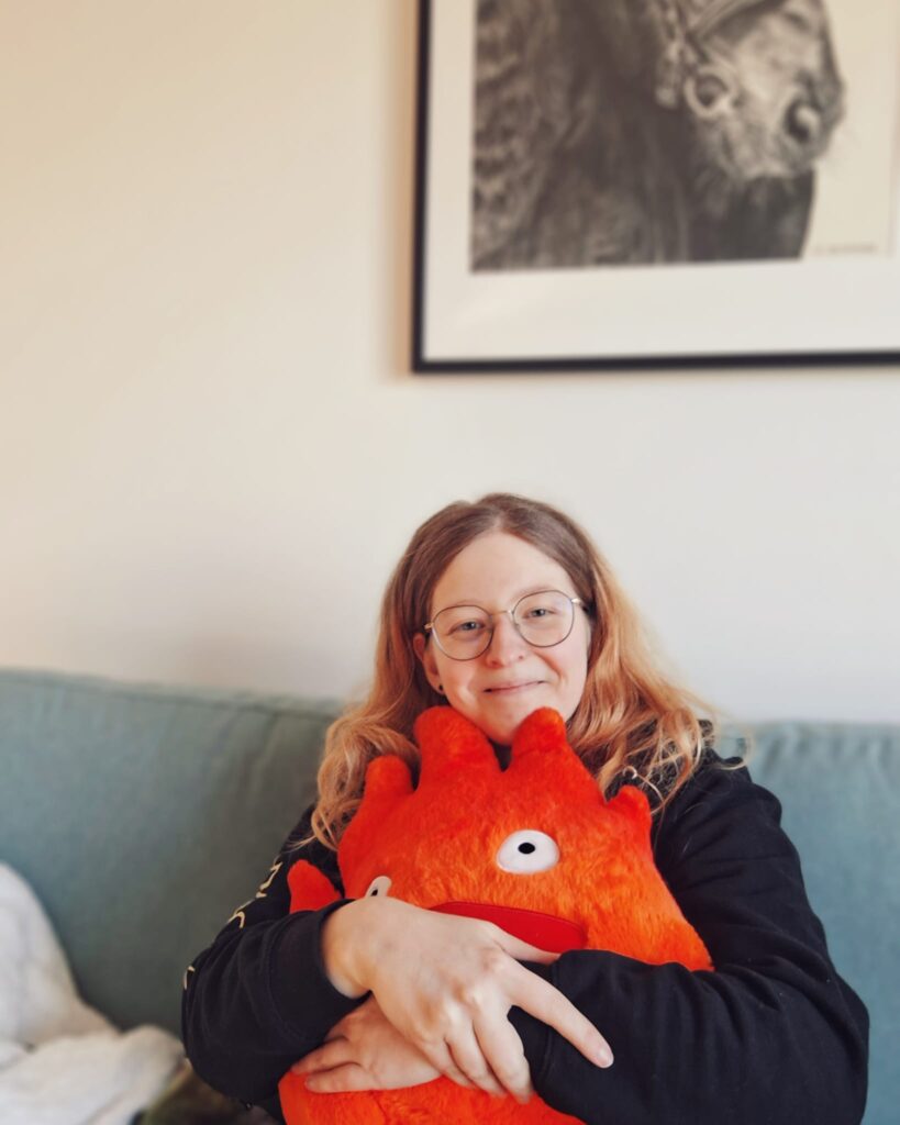 Bild der Autorin mit Kalciver Kuscheltier